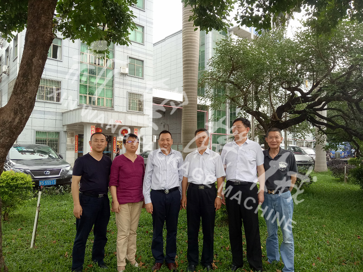 總裝備部劉思剛少將、新華社李建琦博士一行蒞臨新望公司考察指導(dǎo)
