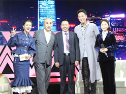 新望董事長(zhǎng)羅永輝與著名歌星劉尊老師、汪正正老師、郭津彤老師、主持人雅琪在北京電視臺(tái)錄制節(jié)目現(xiàn)場(chǎng)親切合影